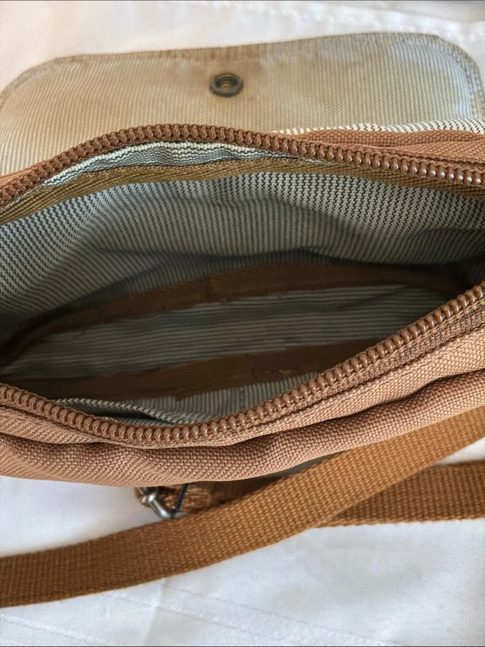 Carhartt Small Messenger Bag in Carhartt Brown